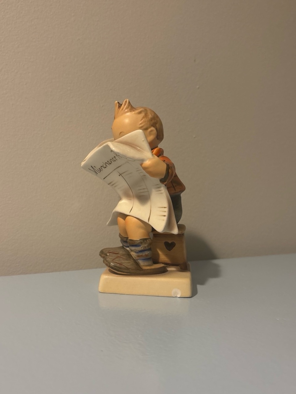 Vintage Goebel Hummel Figurine “Latest News” HUM 184 | TMK-3 | W. Germany - Picture 3 of 8